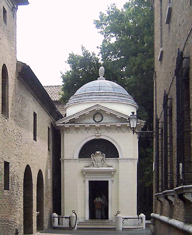 Photo:  La Tomba di Dante presso la Basilica di San Francesco.